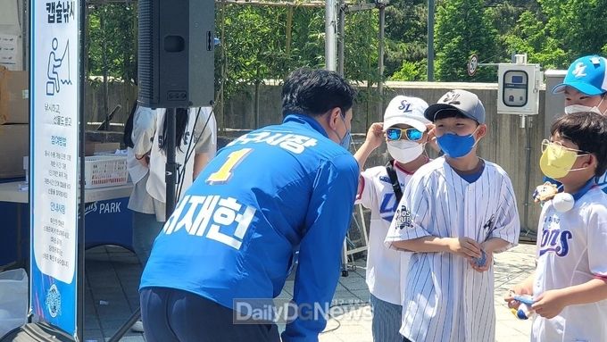 서재헌 더불어민주당 대구시장 후보가 지난 5일 어린이날 100주년 기념 ‘어린이 큰잔치’에 참석해 어린이들과 눈높이를 맞추고 있다. (사진=서재헌 후보 제공)