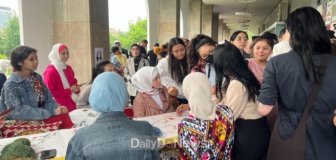 계명대학교 미술대학이 ‘우즈베키스탄 국제미술공예축제’에 공식적으로 초청받아 타 국가 참가자들과 예술‧문화 교류 활동을 펼치고 있다. (사진=계명대 제공)