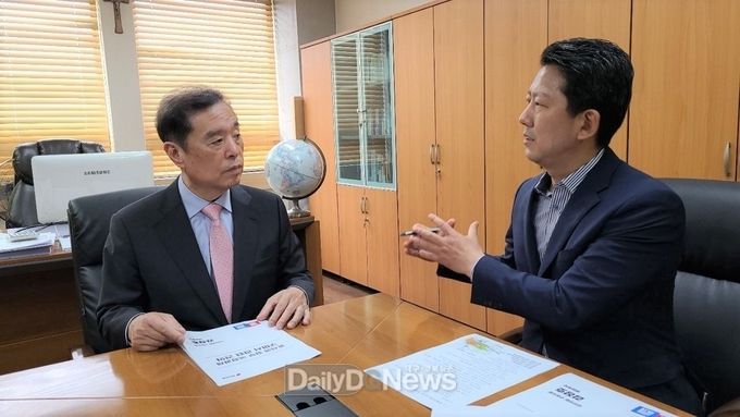 김장호 국민의힘 구미시장 후보가 8일 김병준 대통령직인수위원회 지역균형발전위원장을 만나 구미의 주요 현안에 대한 윤석열 정부의 특별지원을 요청하고 있다.