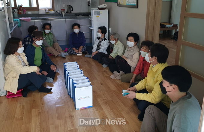 가정의 달 맞아 지좌동 마잠경로당 방문인사