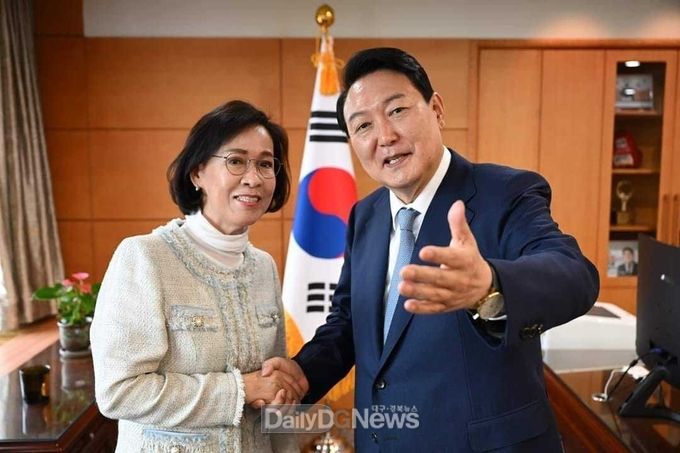 이인선 국민의힘 대구 수성구을 국회의원 보궐선거 후보가 대통령직 인수위 시절 윤석열 당선인과 포즈를 취하고 있다. (사진=페이스북 캡처)
