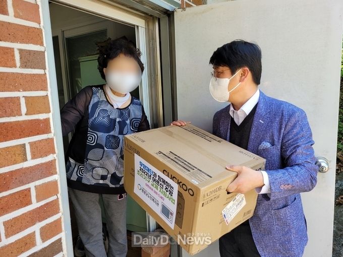 전자레인지를 지역 내 저소득 어르신 10명에게 전달