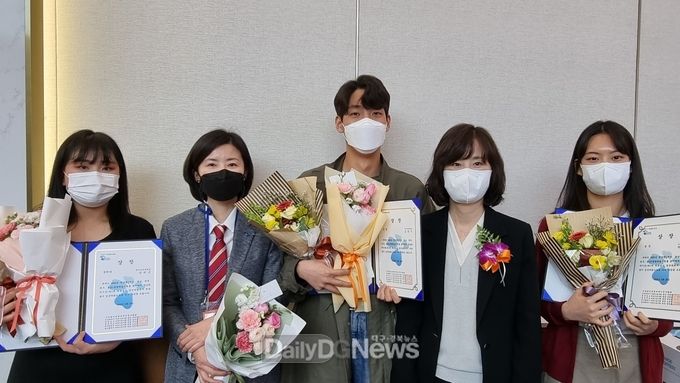 ’2022년 영남권 학생 실기 경진대회‘에 참가한 대구보건대학교 재학생들이 학과 교수들과 함께 기념 촬영을 하고 있다. (왼쪽부터 장예은 학생, 최주영 교수(지도담당), 김창식 학생, 정효경 교수(학과장), 박소현 학생). (사진=대구보건데 제공)