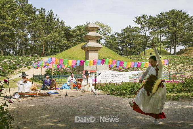 문화재와 작약꽃 어울려진 경주 신화랑 풍류 음악회 개최