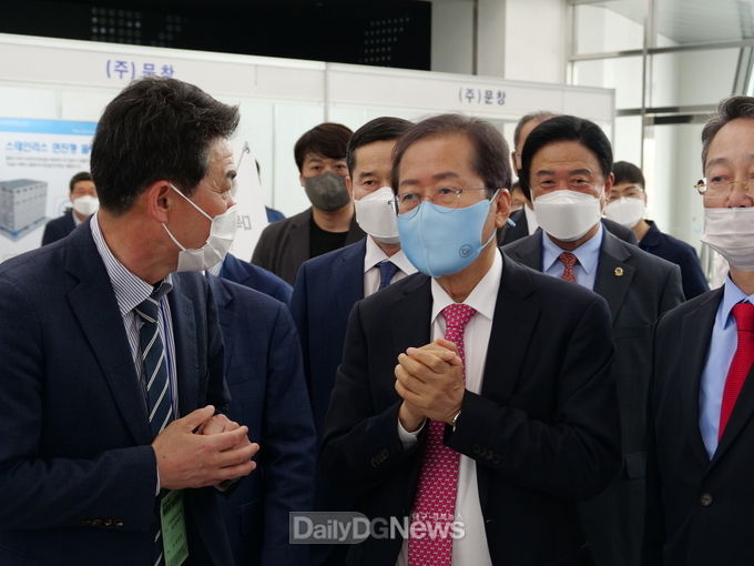 홍준표 국민의힘 대구시장 후보가 12일 국가물산업클러스터를 방문하고 있다. (사진=홍준표 후보 제공)