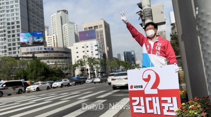 김대권 국민의힘 대구 수성구청장 후보가 범어네거리에서 출근길 인사를 하고 있는 모습. (사진=김대권 후보 제공)