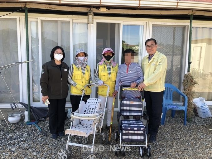 노인복지관 통해 기탁받은 ‘실버카’ 전달