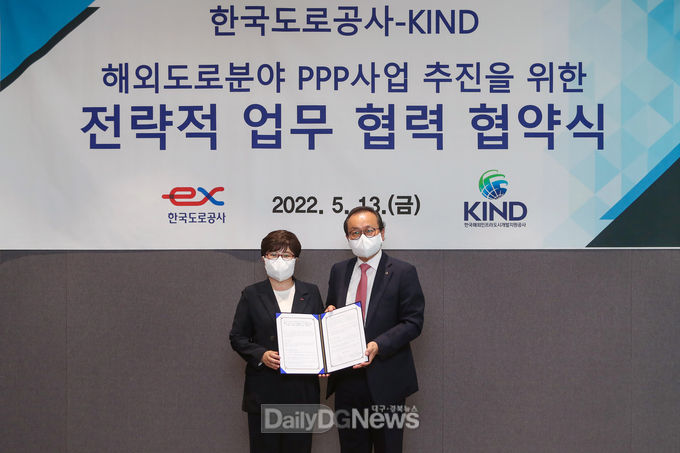 <br>
5월 13일 KIND 본사에서 김진숙 한국도로공사 사장(왼쪽)과 이강훈 KIND 사장(오른쪽)이 업무협약 체결 후 기념촬영을 하고 있다.