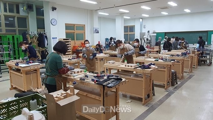 문경공업고등학교 최신 기자재 활용한 가구제작, 건축도장, 용접교육