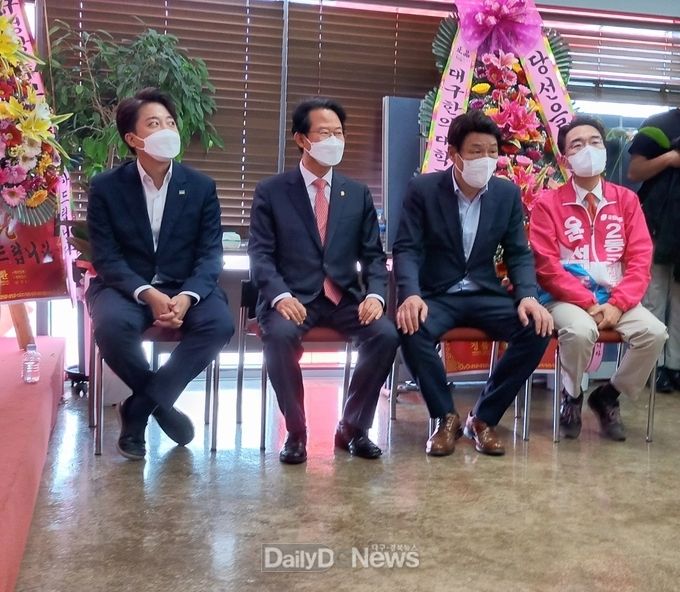윤석준 대구 동구청장 후보 격려 방문을 한 (왼쪽부터) 이준석 당대표, 류성걸 의원, 강대식 의원. (사진=윤석준 후보 제공)