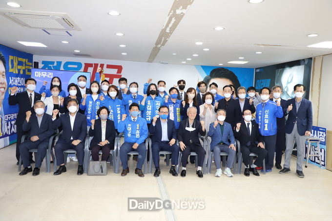 서재헌 더불어민주당 대구시장 후보 선거사무소 개소식에서 선대위 관계자들과 6.1 지방선거 후보들이 필승의 화이팅을 외치고 있다. (사진=이준호 기자)