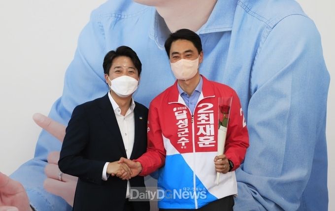 이준석 국민의힘 당대표가 지난 14일 최재훈 달성군수 예비후보 선거사무소를 찾아 전폭적인 지지를 약속하고 있다. (사진=최재훈 예비후보 제공)