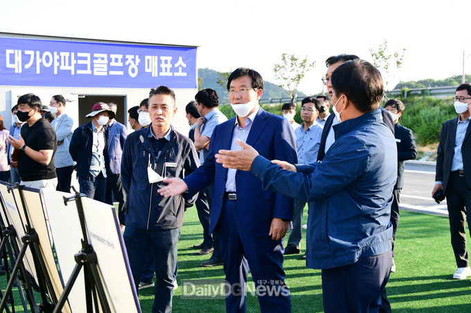 고령군, 대가야 문화물길(회천) 정비사업 현장에서 간부회의 실시