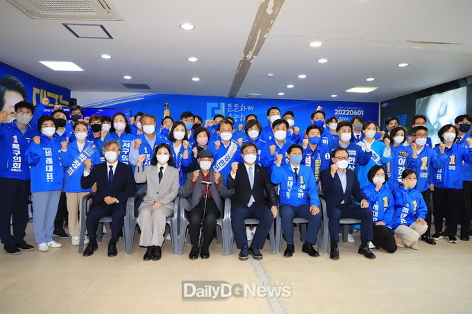 더불어민주당 대구광역시당 선거대책위원회 발대식에서 대구지역 출마자들이 승리를 다짐하고 있다. (사진=이준호 기자)