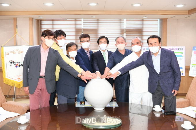 문경시, ‘2022문경찻사발축제’경품 달항아리 전달