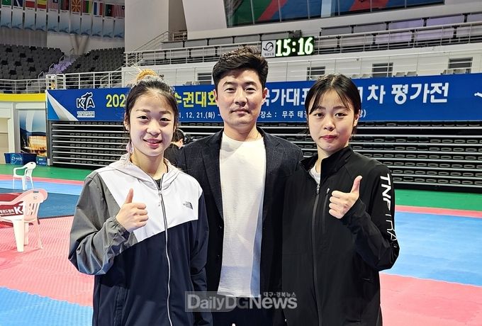 영천시청 태권도단 강미르, 강보라 선수 사진(2022 세계선수권대회 파견 국가대표선발 1차 평가전 때 촬영, 왼쪽부터 강미르 선수, 명재진 영천시청 태권도단 감독, 강보라 선수).