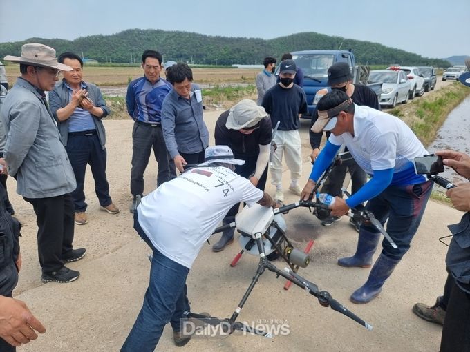 영덕군, 드론 활용 벼 직파재배 연시회 개최