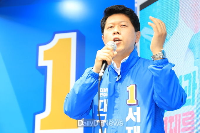서재헌 더불어민주당 대구시장 후보는 19일 서문시장 출정식에서 새로운 대구의 미래를 열어 달라고 호소하고 있다. (사진=이준호 기자)