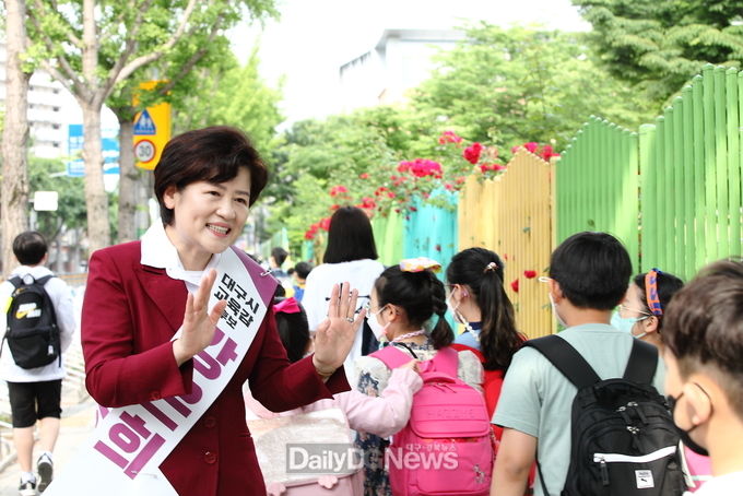 강은희 대구시교육감 후보가 19일 오전 8시 침산초등학교 등교도우미로 본격 선거운동을 시작했다. (사진=강은희 후보 제공)