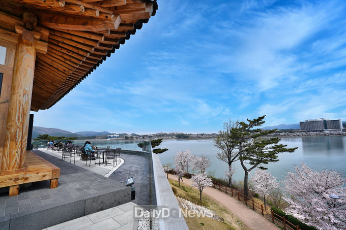 경북문화관광공사 제공) 경주_카페 엘로우에서 바라본 보문호