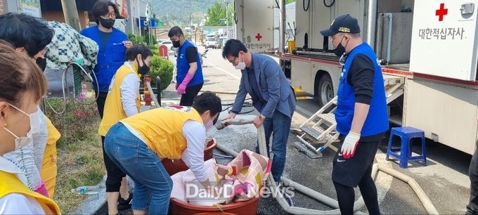 석포의 세탁특공대 ‘적십자봉사대’, 찾아가는 이불세탁 봉사활동 실시