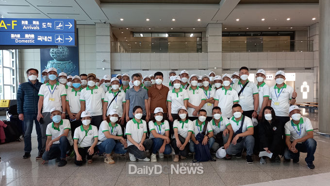 영주시, 하반기 ‘외국인 계절근로자’ 사업신청 접수(상반기 외국인 계절근로자 입국 사진).