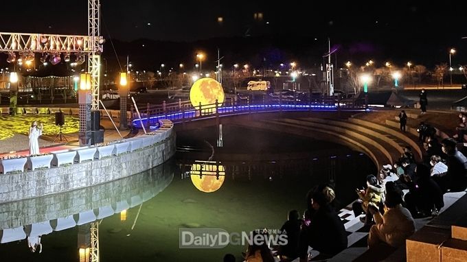  지난해 11월 관광객들이 안동호반 달빛야행을 체험하고있다.