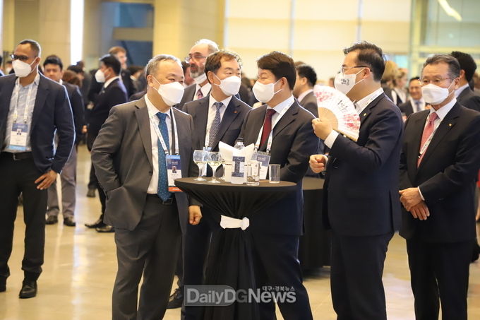 제28회 대구세계가스총회 환영연에 참석한 (오른쪽부터) 이재하 대구상공회의소 회장 홍석준 국회의원, 권영진 대구시장. (사진=이준호 기자) 