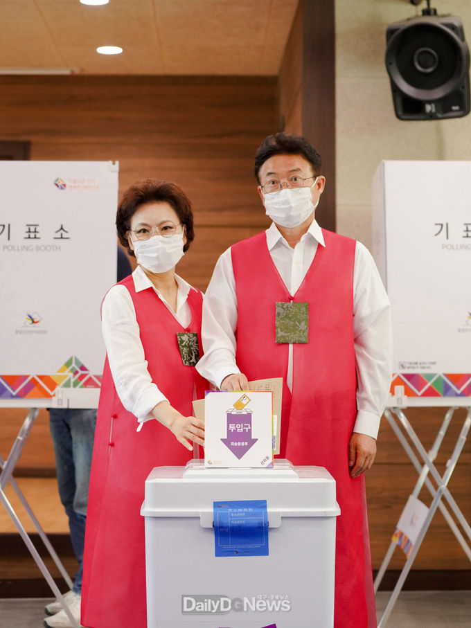이철우 후보, 안동시 강남동 행정복지센터에서 배우자와 함께 사전투표