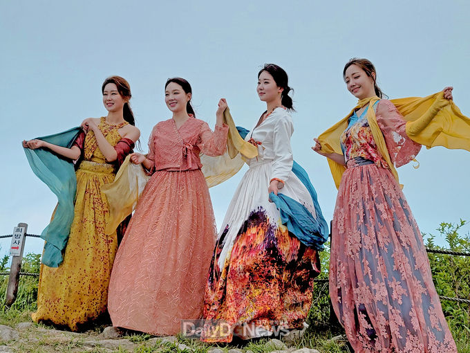 영주 소백산 연화봉서 연분홍 철쭉 런웨이 ‘K-Culture한복풍기인견 홍보쇼’ 개최
