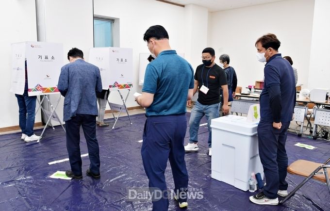 5월 27일 제8회 전국동시지방선거 사전투표 첫날을 맞아 영천 종합복지센터에 마련된 중앙동사전투표소에서 주민들이 투표를 실시하고 있다.