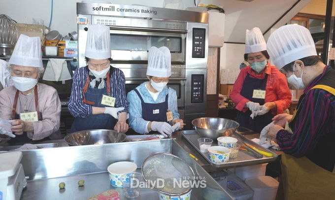 반죽하고 굽고... 할머니들의 달콤한 파티셰 체험기