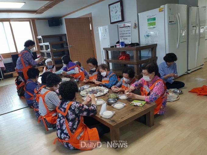 보듬마을 만두빚기 프로그램 진행 모습