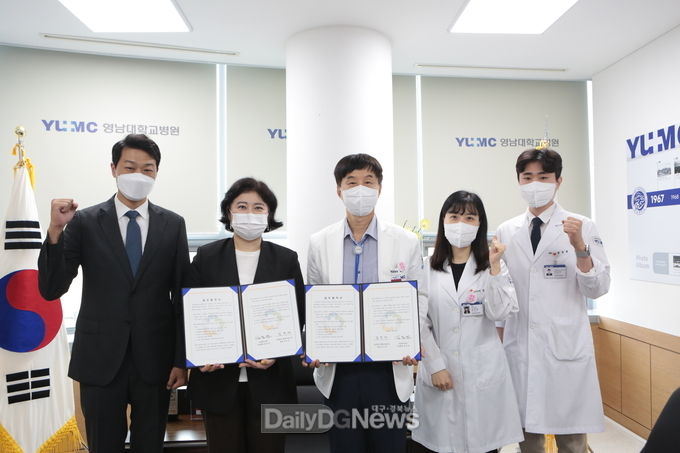 대구광역시장애인권익옹호기관과 영남대의료원이 8일 학대당한 장애인의 피해회복에 협력하기로 업무협약을 체결하고 있다. (사진=대구장애인권익옹호기관 제공)