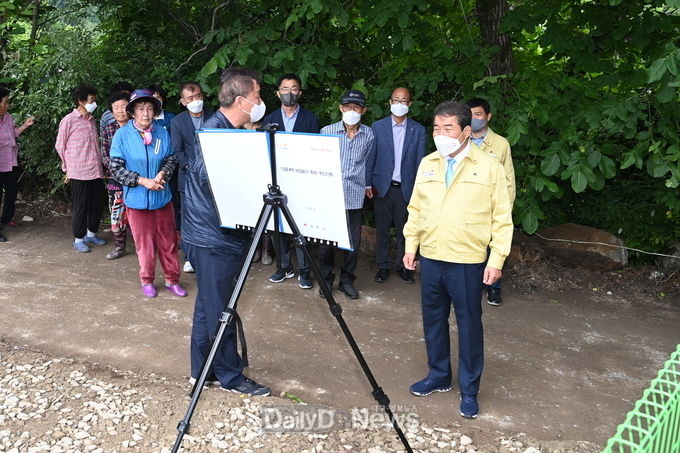 김충섭 시장이 민생 챙기기의 일환으로 대덕면 대리 골안골 농업용수 개발사업 지구를 방문하여 가뭄 현황에 대해 보고받고 있다.