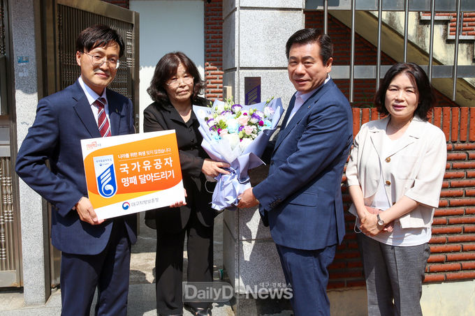 류규하 중구청장이 지난 9일 관내 국가유공자 유족을 직접 찾아 '국가유공자 명패'를 직접 달아드리고 있다. (사진=중구청 제공)