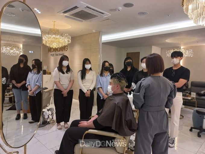 대구공업대학교 헤어디자인과 헤드스파 현장 교육 모습. (사진=대구공업대 제공)