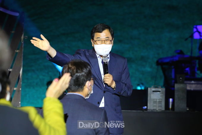 10일 열린 봉황대 뮤직스퀘어 공연에서 주낙영 경주시장이 관람객들에게 인사말을 전하고 있다.