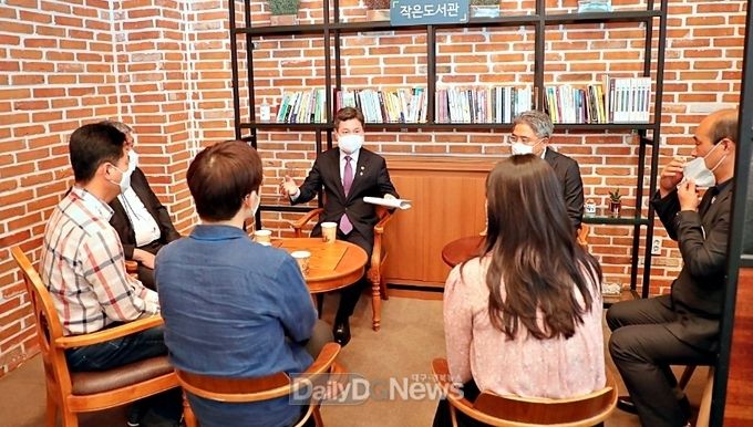 영천시 민원 공무원 간담회(가운데 발언자-한창섭 행정안전부 차관)