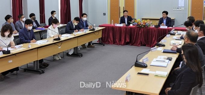 경상북도가 6월 14일 제주관광공사 회의실에서 코로나 엔데믹 전환기에 발맞춰 경북도와 제주특별자치도 간 스마트관광활성화 방안 및 관광마케팅 전략 공유를 위한 토론회를 개최하고 있다.