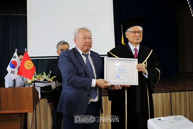 신일희 계명대학교 총장이 지난 5월 31일 키르기스스탄 국립대학교로부터 명예박사 학위를 받고 있다. (사진=계명대 제공)