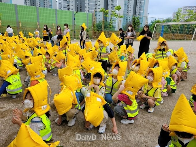 삼영유치원 원아들이 재난방재모자를 쓰고 지진대피하는 모습. (사진=대구시교육청 제공)