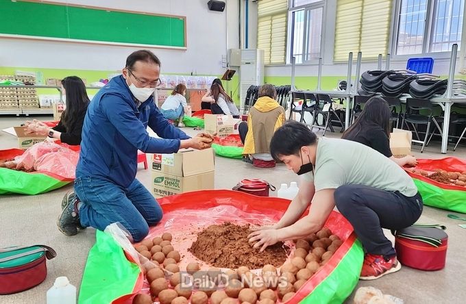 산림치유원·산림복지연구개발센터, 지역 하천 수질보전 위한 EM흙공 만들기 자원봉사