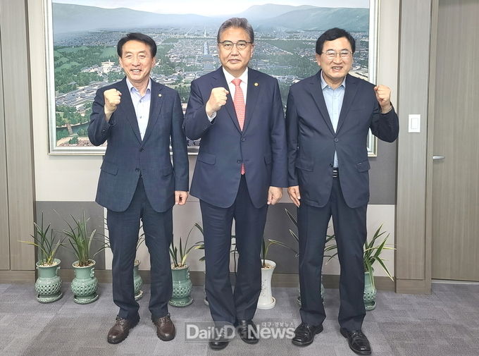 주낙영 경주시장, 박진 외교부 장관 만나‘2025 APEC 정상회의’경주 유치 세일즈
