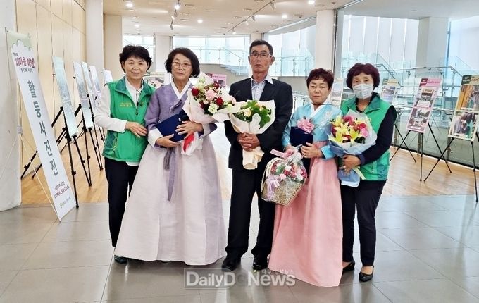 영천시새마을부녀회, 제19회 새마을여인봉사상 수상(왼쪽부터 최분순 영천시새마을부녀회장, 이선옥 자양면부녀회장, 이희만(김경례 회장님 배우자), 문복자 남부동부녀회장, 김경례 임고면부녀회장)