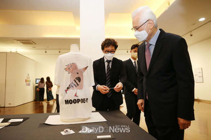 신일희 계명대학교 총장이 계명대 교조 '후투티'를 주제로 한 ‘디자인융합 아이디어 공모전’을 둘러보고 있다. (사진=계명대 제공)