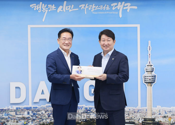 영천시, 권영진 대구광역시장 감사패 전달 사진(왼쪽부터 최기문 영천시장, 권영진 대구광역시장)