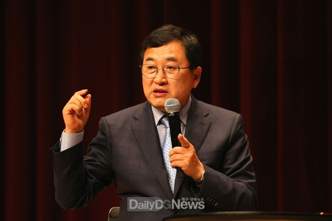 지난 17일 경주 화랑마을에서 열린 2025 APEC 정상회의 경주 유치 라이브 콘서트에 출연한 주낙영 경주시장 모습.
