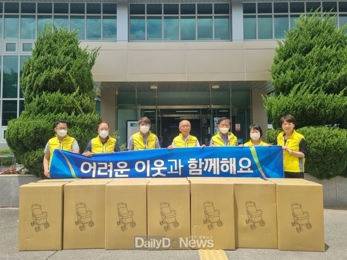 석보면지역사회보장협의체 보행보조기 및 지팡이 나눔