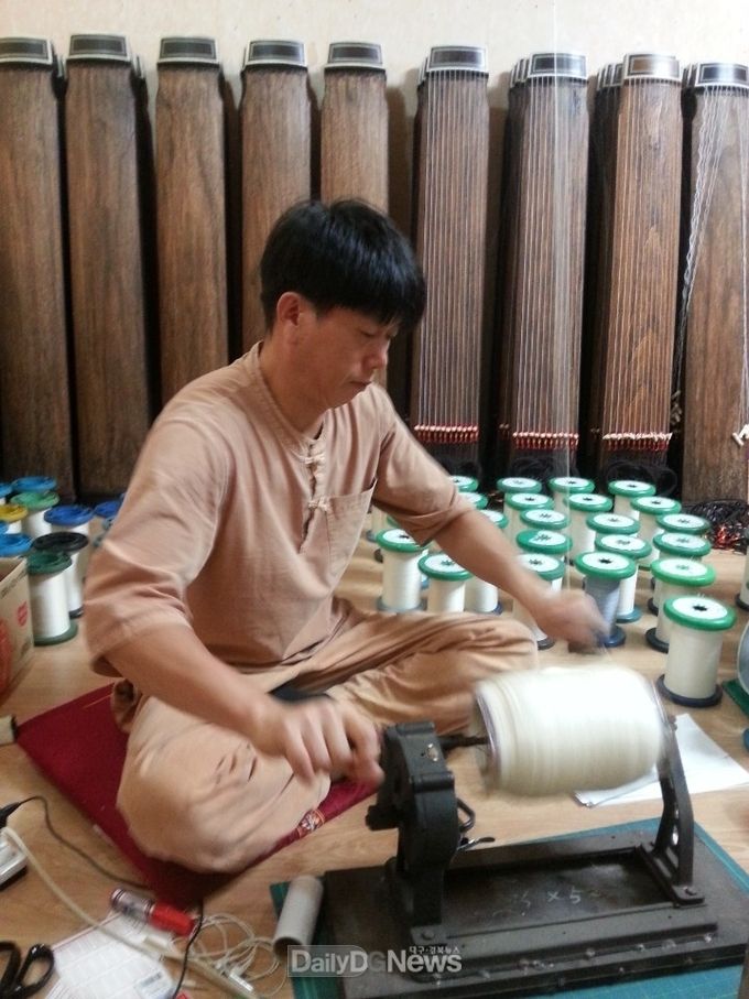 륵박물관 가야금명장의 가야금줄 제작 시연)